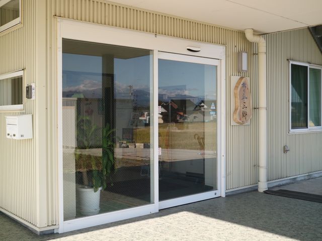明るい日差しのエントランス