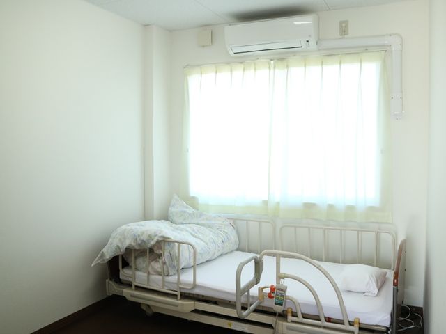清潔な居室の一角 居室 ゆとりのスペースを持った居室です。清潔感のある環境で、快適な個人の時間を過ごすことができます。