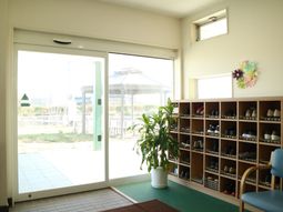 明るいエントランスと観葉植物