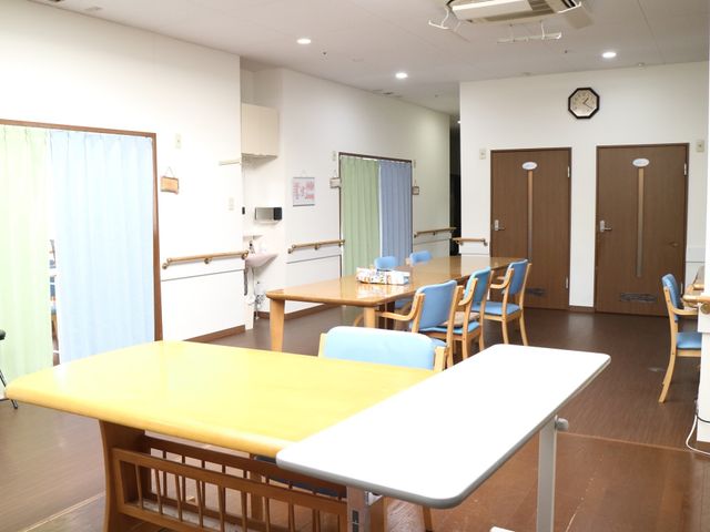 共有ダイニングスペース 共有スペース ゆったりとしたダイニングルームは明るく、共に食事や交流が楽しめる空間です。車椅子でも移動しやすい広々とした設計になっております。
