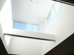 天井の高い明るい廊下