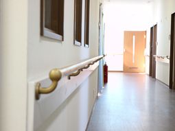 廊下に手すりと消火器