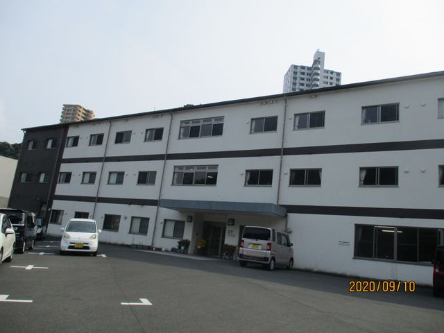 施設外観と駐車場 外観   落ち着いた色合いの建物で、前面に駐車スペースがあります。出入りしやすい配置が見え、通勤時の動線をイメージしやすいです。