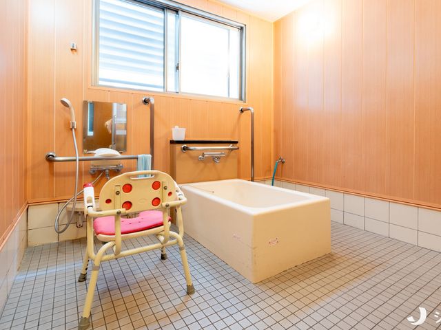 浴室の手すり付き浴槽 浴室   手すりやシャワーが備わった、使いやすさに配慮された浴室です。窓から光が入り、明るく清潔感のある印象です。