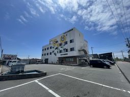 日差しが降り注ぐ外観