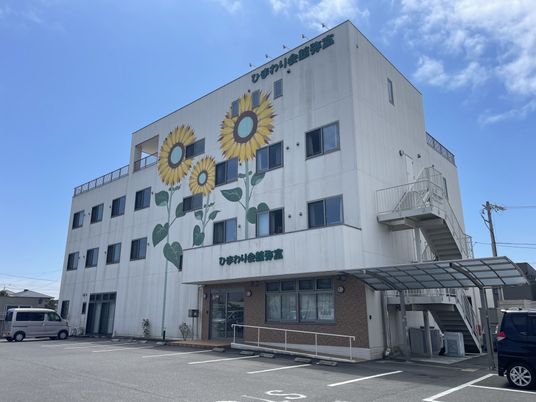 ひまわりが描かれた建物の外観