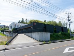 モダンな外観の建物