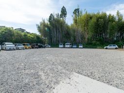 広々した駐車場の風景