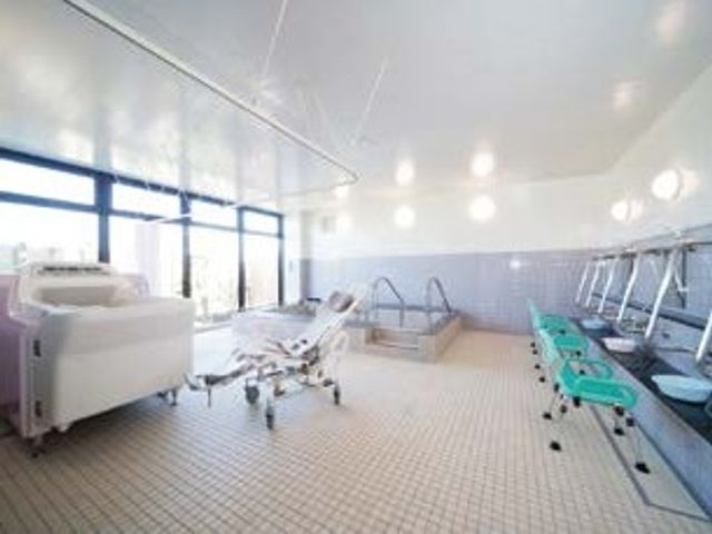 明るい清潔な浴室 浴室 広々としたバリアフリー設計の浴室です。手すりや椅子も整えられ、安心してご利用いただける環境が備わっています。