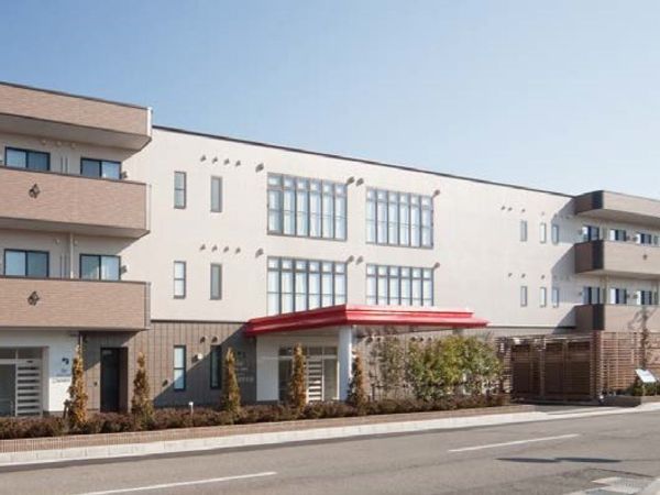 明るい外観の建物エントランス