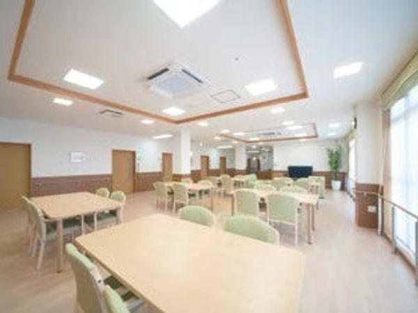 広々とした明るい食堂