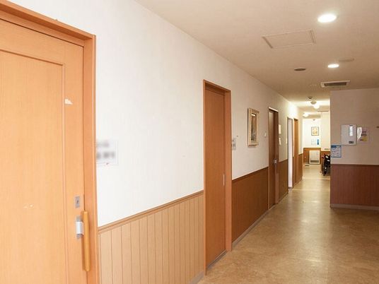 廊下の照明と扉