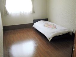 明るいシンプルな居室