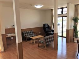 明るい待合室の様子