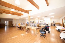 木の梁のある明るい空間