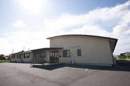 広々とした外観の建物