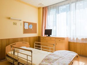 明るい居室のベッド  