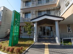 エントランス明るい施設外観