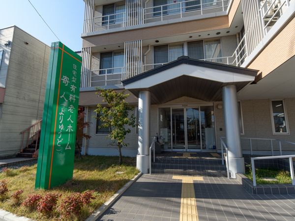 エントランス明るい施設外観