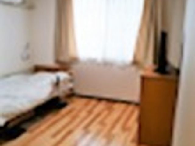 清潔な個室の居室 明るく清潔感のあふれる居室です。必要な家具が整い、快適な生活を支援しています。