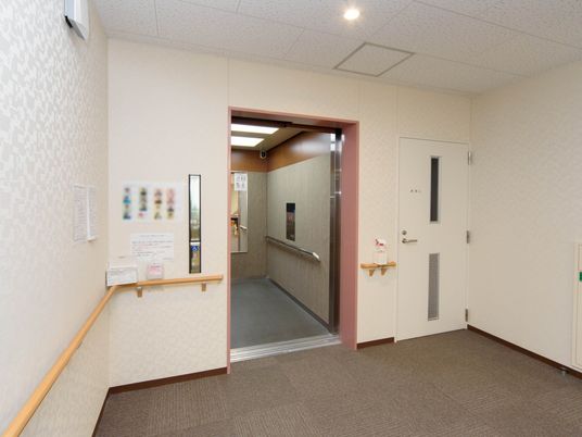 清潔な廊下と掲示物