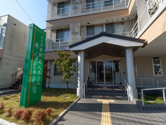明るいエントランスの外観