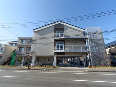 モダンな建物のエントランス