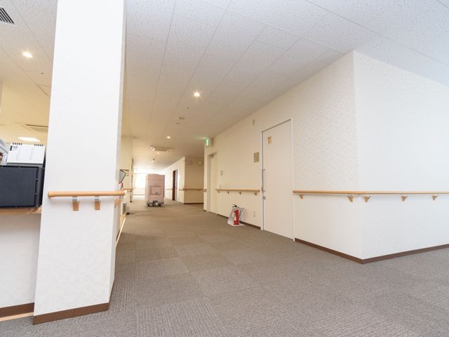 廊下 廊下 手すり付きで広々とした清潔な通路は、快適に移動できる設計です。ゆとりある空間が、日々の活動を支えます。