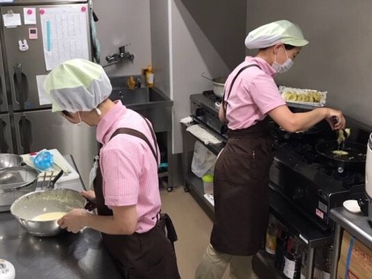 料理するスタッフ二人