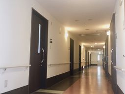 明るい廊下と部屋の扉