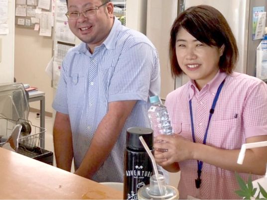 笑顔の職員が立つカウンター前  
