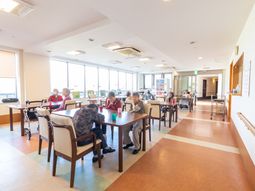 明るい食堂の様子