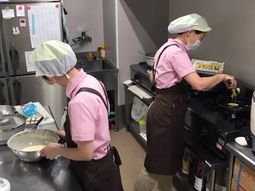 スタッフが調理する様子