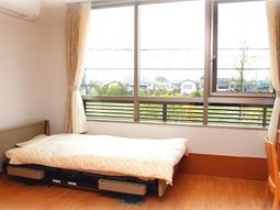 明るい居室のベッド