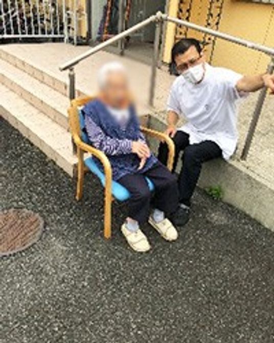 建物の入り口前