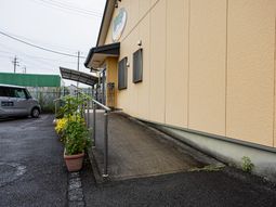 車寄せのある外観  