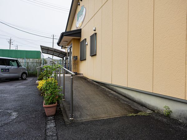 車寄せのある外観  