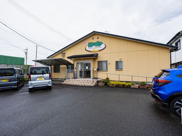 建物外観と駐車場  