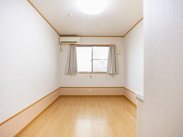 明るい洋室の一室  
