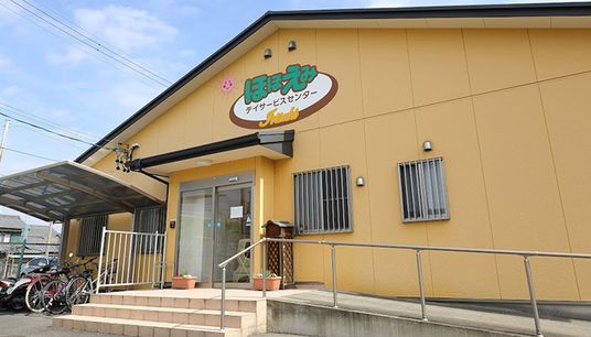 やさしい色合いのエントランス