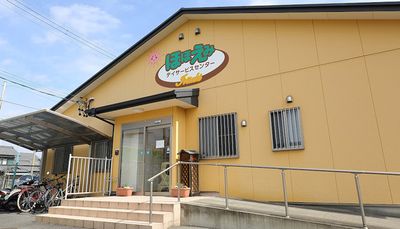 やさしい色合いのエントランス