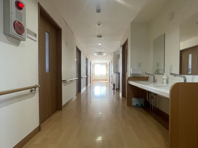 広々とした廊下 廊下 広々とした廊下です。明るい自然光が奥まで差し込んでいます。