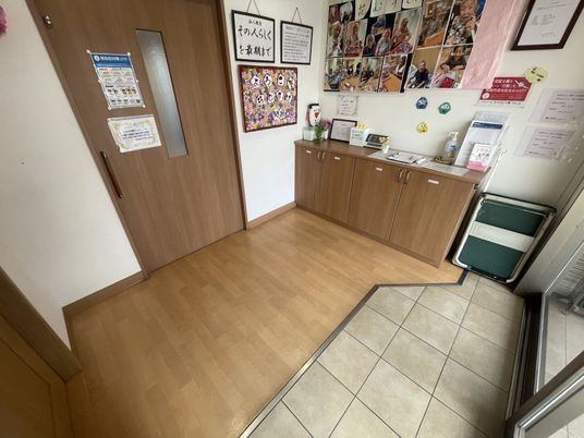 掲示物が並ぶ廊下