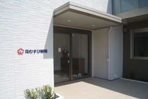 白壁のエントランス