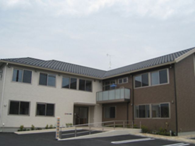 温かみのある施設外観 外観 明るく開放的なデザインの外観です。広々とした駐車場が設けられ、安心してお越しいただけます。