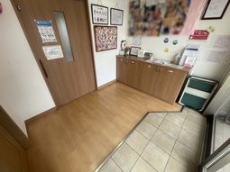 木製のドアと掲示スペース