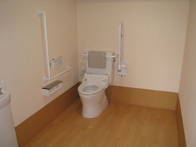 手すり付き清潔なトイレ トイレ 安全に配慮した設計のトイレ空間です。手すりが整備され、日々の快適な利用が考えられています。