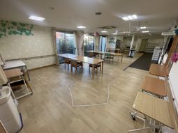 広いラウンジ