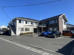 広い駐車場の建物外観