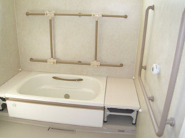 手すり付き洗面台 寝浴 使いやすい手すりが付いた洗面台です。安全に配慮された設計で、さまざまな方が快適にお使いいただけます。